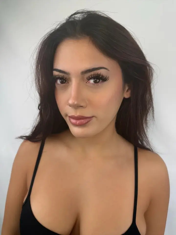 Hermosa Haus client wearing a defined mega-classic lash extension set