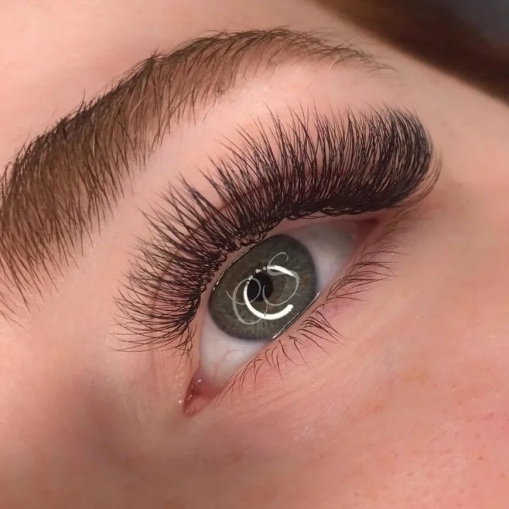 Close-up of a textured hybrid lash extension set