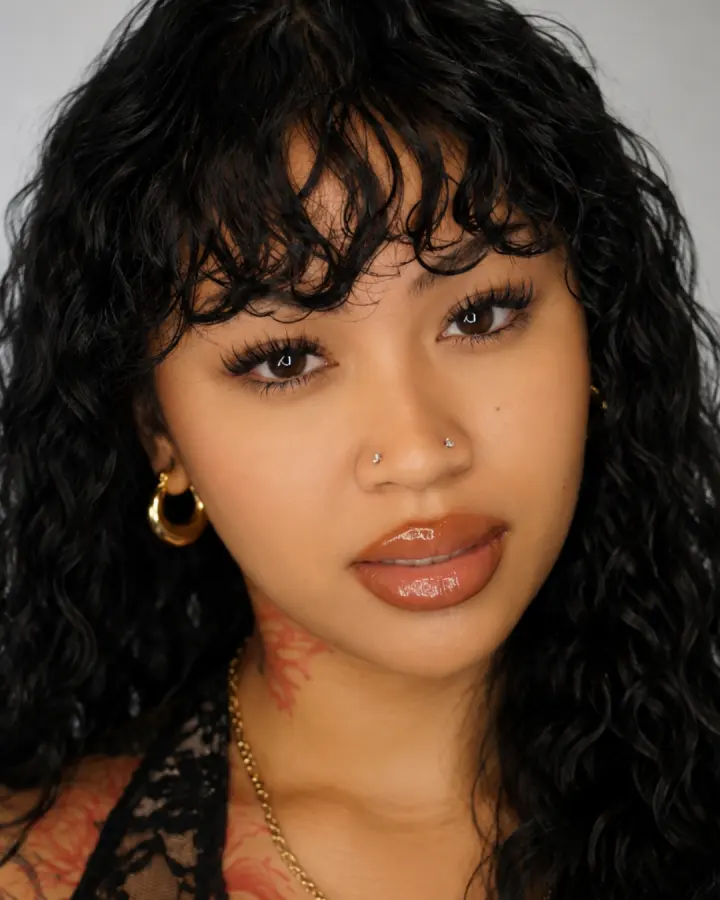 Hermosa Haus client wearing a defined mega-classic lash extension set
